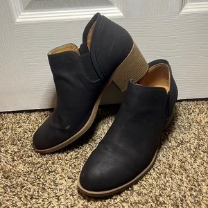 Size 10 black bootie.